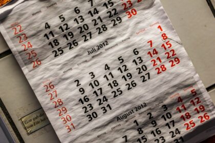Photo automate walk holds calendar