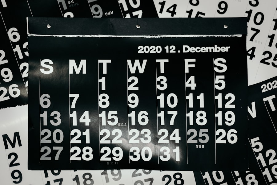 Photo automate walk holds calendar